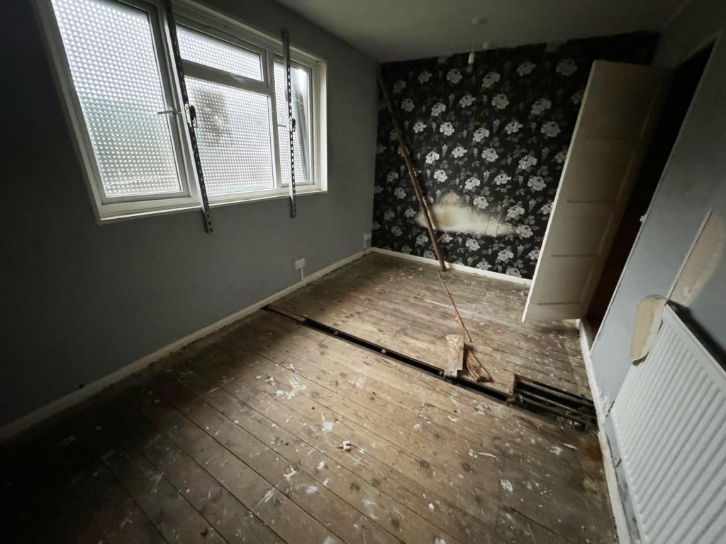Lot: 93 - THREE-BEDROOM HOUSE FOR IMPROVEMENT AND REPAIR - Bedroom 2